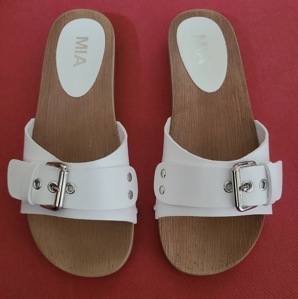 MIA Thai sandals size 8